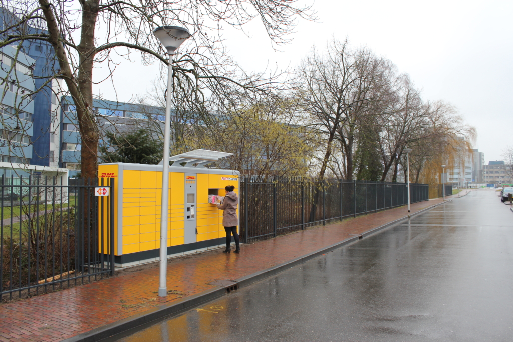 Eerste DHL Parcelstation in Zwolle in gebruik genomen
